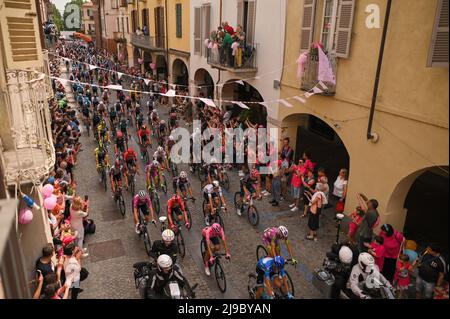 Foto Marco Alpozzi/LaPresse 22 Maggio 2022 Rivarolo Canavese , Italia Sport cicismo Giro d'Italia 2022 - edizione 105 - tappa 15 - Da Rivarolo Canavese a Cogne Nella foto: Partenza da Rivarolo Canavese Photo Marco Alpozzi/LaPresse 22. Mai 2022 Rivarolo Canavese , Italien Sport Radsport Giro d'Italia 2022 - Ausgabe 105. - Etappe 15 - von Rivarolo Canavese nach Cogne im Bild: Start von Rivarolo Canavese / PRESSINPHOTO Stockfoto