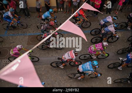 Foto Marco Alpozzi/LaPresse 22 Maggio 2022 Rivarolo Canavese , Italia Sport cicismo Giro d'Italia 2022 - edizione 105 - tappa 15 - Da Rivarolo Canavese a Cogne Nella foto: Partenza da Rivarolo Canavese Photo Marco Alpozzi/LaPresse 22. Mai 2022 Rivarolo Canavese , Italien Sport Radsport Giro d'Italia 2022 - Ausgabe 105. - Etappe 15 - von Rivarolo Canavese nach Cogne im Bild: Start von Rivarolo Canavese / PRESSINPHOTO Stockfoto