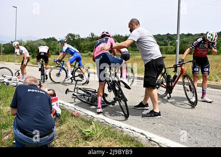 Foto Fabio Ferrari/LaPresse 22 Maggio 2022 Italia Sport cicismo Giro d'Italia 2022 - edizione 105 - tappa 15 - Da Rivarolo Canavese a Cogne Nella foto: CARAPAZ Richard (INEOS GRENADIERE) Caduta Foto Fabio Ferrari/LaPresse 22. Mai 2022 Italien Sport Radfahren Giro d'Italia 2022 - Ausgabe 105. - Etappe 15 - von Rivarolo Canavese nach Cogne im Bild: CARAPAZ Richard (INEOS GRENADIERE)/ PRESSINPHOTO Stockfoto