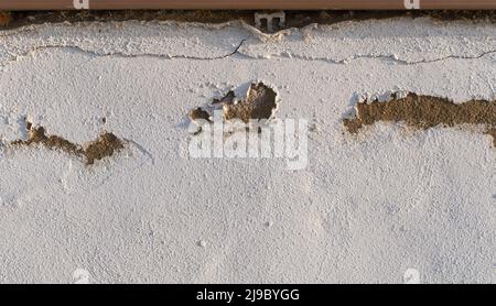 Wandfarbe löst sich aufgrund von Feuchtigkeitsproblemen an der Wandverkleidung, muss repariert und neu gestrichen werden Stockfoto