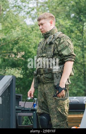 Militärische Männer mit automatischen Waffen immer bereit, Airsoft Strikeball zu spielen Stockfoto