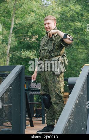 Militärische Männer mit automatischen Waffen immer bereit, Airsoft Strikeball zu spielen Stockfoto