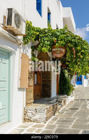 IOS, Griechenland - 20. September 2020: Eine Straße in der Altstadt von Chora, der Hauptstadt der Insel iOS. Traditionelle kykladische Architektur. Griechenland Stockfoto