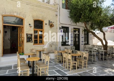 IOS, Griechenland - 20. September 2020: Griechisches Restaurant in der Altstadt von Chora, der Hauptstadt der Insel iOS. Traditionelle kykladische Architektur. Griechenland Stockfoto