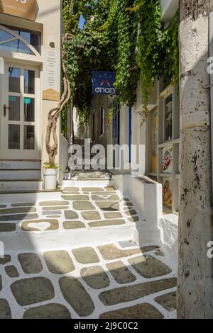 IOS, Griechenland - 20. September 2020: Eine Straße in der Altstadt von Chora, der Hauptstadt der Insel iOS. Traditionelle kykladische Architektur. Griechenland Stockfoto