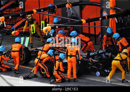 Daniel Ricciardo (AUS) McLaren MCL36 macht einen Boxenstopp. Großer Preis von Spanien, Sonntag, 22.. Mai 2022. Barcelona, Spanien. 22.. Mai 2022. Formel 1 Weltmeisterschaft, Rd 6, Großer Preis Von Spanien, Barcelona, Spanien, Wettkampftag. Bildnachweis sollte lauten: XPB/Press Association Images. Quelle: XPB Images Ltd/Alamy Live News Stockfoto