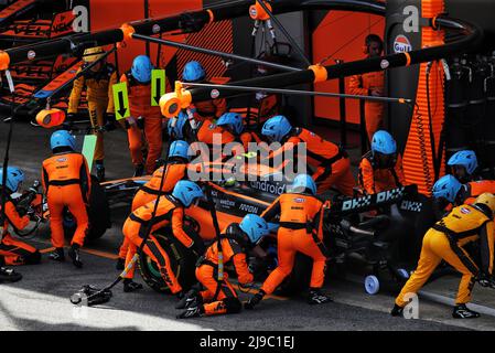 Lando Norris (GBR) McLaren MCL36 macht einen Boxenstopp. Großer Preis von Spanien, Sonntag, 22.. Mai 2022. Barcelona, Spanien. 22.. Mai 2022. Formel 1 Weltmeisterschaft, Rd 6, Großer Preis Von Spanien, Barcelona, Spanien, Wettkampftag. Bildnachweis sollte lauten: XPB/Press Association Images. Quelle: XPB Images Ltd/Alamy Live News Stockfoto