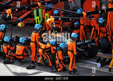 Lando Norris (GBR) McLaren MCL36 macht einen Boxenstopp. Großer Preis von Spanien, Sonntag, 22.. Mai 2022. Barcelona, Spanien. 22.. Mai 2022. Formel 1 Weltmeisterschaft, Rd 6, Großer Preis Von Spanien, Barcelona, Spanien, Wettkampftag. Bildnachweis sollte lauten: XPB/Press Association Images. Quelle: XPB Images Ltd/Alamy Live News Stockfoto