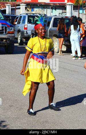 PUNTA GORDA, BELIZE - 10. SEPTEMBER 2016 St. George’s Caye Day Feiern und Karneval Single-Girl Tänzerin in gelb gekleidet Stockfoto