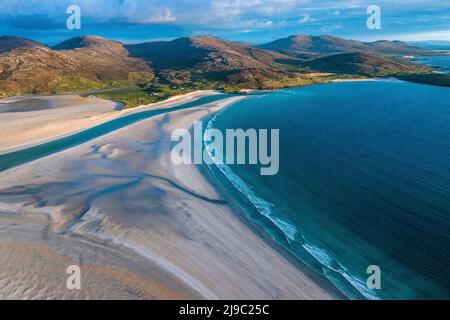 Keine Seele in Sicht, da das aquamarine Wasser gegen diesen perfekten weißen Strand fließt. Stockfoto