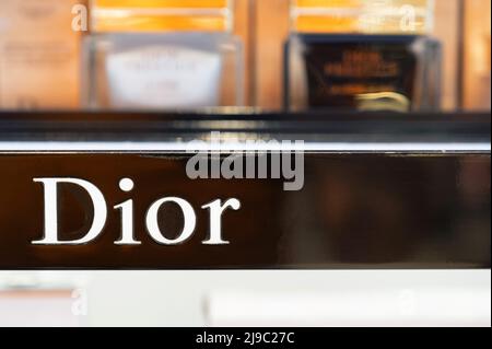 Istanbul, Türkei - Januar 2022: Logo der Marke Dior in Duty Free am internationalen Flughafen Stockfoto