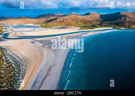 Keine Seele in Sicht, da das aquamarine Wasser gegen diesen perfekten weißen Strand fließt. Stockfoto