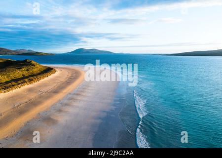 Keine Seele in Sicht, da das aquamarine Wasser gegen diesen perfekten weißen Strand fließt. Stockfoto