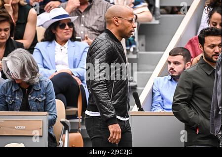 Paris, Frankreich, Frankreich. 22.. Mai 2022. Thierry HENRY während des ersten Tages von Roland-Garros 2022, French Open 2022, Grand Slam Tennisturnier im Roland-Garros Stadion am 22. Mai 2022 in Paris, Frankreich. (Bild: © Matthieu Mirville/ZUMA Press Wire) Stockfoto