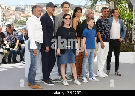 21. Mai 2022, Cannes, Cote d'Azur, Frankreich: Besetzung und Crew, darunter LAURENT LAFITTE, ANNE GOSCINNY, ALAIN CHABAT und SIMON FALIU, nehmen an der Fotoschau „Le Petit Nicolas“ während des jährlichen Filmfestivals in Cannes 75. Teil (Bildquelle: © Mickael Chavet/ZUMA Press Wire) Stockfoto