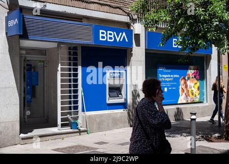 Fußgänger laufen an der spanischen multinationalen Bank Banco Bilbao Vizcaya Argentaria SA (BBVA) in Spanien vorbei. Stockfoto