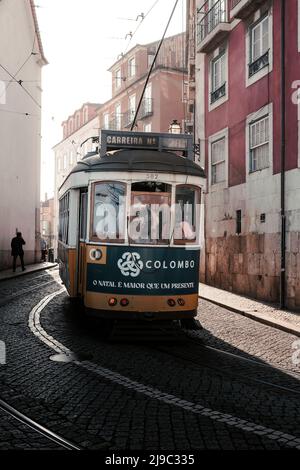 Vintage-Straßenbahn in der engen Straße des Alfama-Viertels, Lissabon, Portugal, Retro-getönt Stockfoto