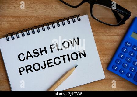 Cashflow-Projektion Text auf Notizblock mit Rechner, Bleistift und Brille Hintergrund. Geschäftskonzept Stockfoto