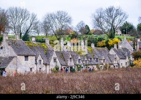 Diese Reihe von Cottages in Bibury sieht aus wie aus einem Märchen. Stockfoto