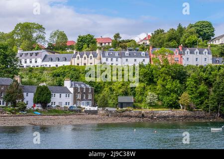 Der wunderschöne Hafen von Portree in Isle of Skye im Sommer. Stockfoto