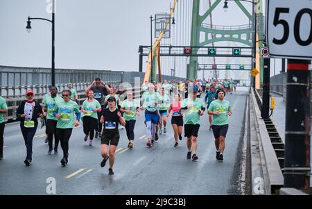 Halifax, Nova Scotia, 22.. Mai 2022. Läufer, die sich während des Halifax Scotiabank Blue Nose Marathon durch die Straßen der Stadt am Sonntagmorgen über die Macdonald Brücke zurück nach Halifax machen. Tausende von Teilnehmern, die bei verschiedenen Veranstaltungen durch die Straßen der Stadt gingen, an der Spitze der Marathon-Distanz, die dieses Jahr zum regulären Wochenend-Star des Victoria Day zurückkehrt. Kredit: Meanderingemu/Alamy Live Nachrichten Stockfoto