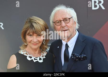 Günther Maria HALMER (Schauspieler) mit Frau Claudia. Bayerischer Filmpreis 2021-Roter Teppich,Roter Teppich, am 20.. Mai 2022 im Prinzregentententheater in München. Â Stockfoto