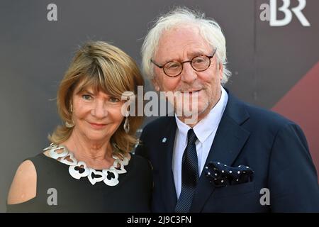 Günther Maria HALMER (Schauspieler) mit Frau Claudia. Bayerischer Filmpreis 2021-Roter Teppich,Roter Teppich, am 20.. Mai 2022 im Prinzregentententheater in München. Â Stockfoto