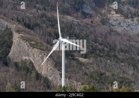 Chur, Schweiz, 11. April 2022 Windturbine in den alpen im Frühling Stockfoto