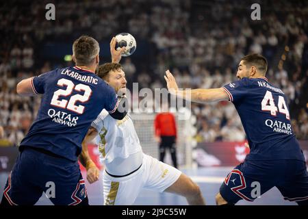 Luka Karabatic (L-R) von PSG, Harald Reinkind von Kiel und Nikola Karabatic von PSG während der EHF Champions League, des Viertelfinals, des Handballspieles mit 2. Beinen Stockfoto