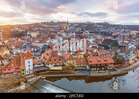 Schöne Altstadt bei Cesky Krumlov, Tschechische Republik bei Sonnenaufgang. UNESCO-Weltkulturerbe. Stockfoto