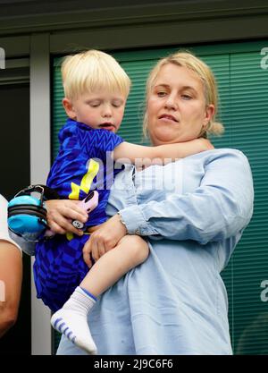 Emma Hayes, Managerin von Chelsea Women, in der Tribüne vor dem Premier League-Spiel in Stamford Bridge, London. Bilddatum: Sonntag, 22. Mai 2022. Stockfoto