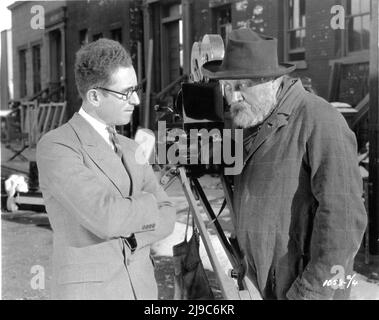 Kameramann VICTOR MILNER und EMIL JANNINGS am Set offen während der Dreharbeiten ZU THE WAY OF ALL FLESH 1927 Regisseur VICTOR FLEMING Geschichte Perley Poore Sheehan Regieassistent Henry Hathaway Paramount Picters Stockfoto