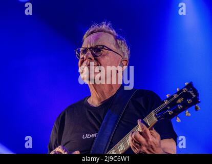 Bernard Sumner von New Order spielt live im Stück Hall in Halifax in England. Stockfoto