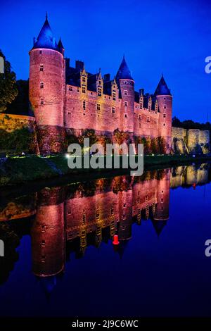 Frankreich, Morbihan (56), begeben Sie sich auf den Weg nach Saint Jacques de Compostela, dem mittelalterlichen Dorf Josselin, dem extravaganten Schloss Josselin im gotischen Stil Stockfoto