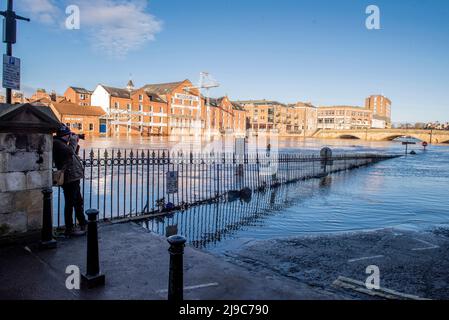 Ein Fotograf fotografiert Gegenden am Fluss Ouse im Zentrum von York, die nach starken Regenfällen überflutet werden. Stockfoto