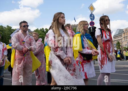 Berlin, Deutschland. 22.. Mai 2022. Die Teilnehmer der Demonstration gegen den Krieg in der Ukraine laufen am Brandenburger Tor vorbei in Richtung Potsdamer Platz. Quelle: Paul Zinken/dpa/Alamy Live News Stockfoto