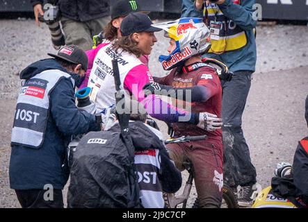 Der französische Elite Downhill-Sieger Amaury Pierron (links) für Herren und der britische Laurie Greenland (rechts) am zweiten Tag des Mercedes-Benz UCI MTB World Cup in Fort William. Bilddatum: Sonntag, 22. Mai 2022. Stockfoto