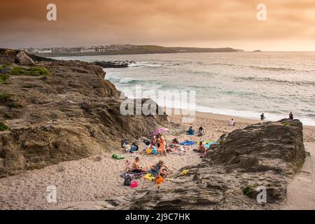 Urlauber genießen das Abendlicht im abgeschiedenen Little Fistral in Newquay in Cornwall. Stockfoto