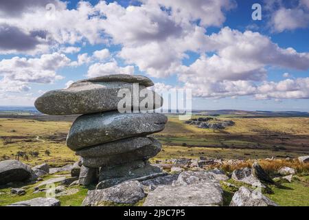 Der Cheesewring, ein Felsblock, der von Gletscheraktionen auf dem Gipfel des Stowes Hill am Bodmin Moor in Cornwall hinterlassen wurde. Stockfoto