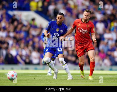 Chelsea's Hakim Ziyech (links) und Watford's Tom Cleverley kämpfen während des Premier League-Spiels in Stamford Bridge, London, um den Ball. Bilddatum: Sonntag, 22. Mai 2022. Stockfoto