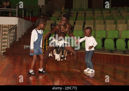 (220522) -- NAIROBI, 22. Mai 2022 (Xinhua) -- Am 20. Mai 2022 Führt Eine Tänzerin Kinder zum Tanzen im Bomas of Kenya in Nairobi, Kenia. DAZU „Feature: Kenias kulturelles Dorf inspiriert Jugendliche dazu, die Bräuche der Vorfahren zu übernehmen“ (Foto: Chrispinus Omar/Xinhua) Stockfoto