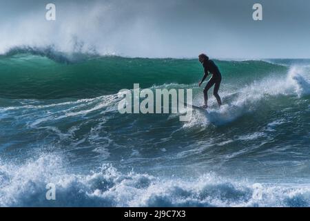 Surfen und große Wellen am Fistral in Newquay in Cornwall. Stockfoto