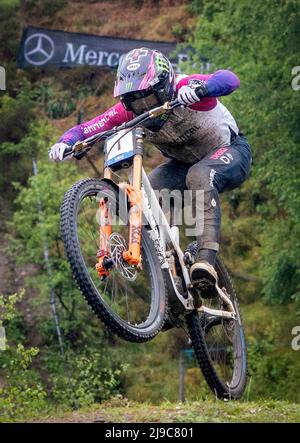 Der Franzose Amaury Pierron beim Finale der Herren Elite Downhill am zweiten Tag des Mercedes-Benz UCI MTB World Cup in Fort William. Bilddatum: Sonntag, 22. Mai 2022. Stockfoto