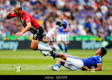 Leicester, Großbritannien. Leicester, Großbritannien. 22.. Mai 2022; The King Power Stadium, Leicester, Leicestershire, England; Premier League Football, Leicester City versus Southampton; Wesley Fofana von Leicester City tackles Oriol Romeu von Southampton Credit: Action Plus Sports Images/Alamy Live News Stockfoto