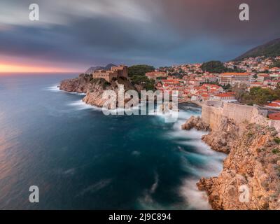 Ein Blick über Dubrovnik von der Stadtmauer bei Sonnenuntergang. Stockfoto