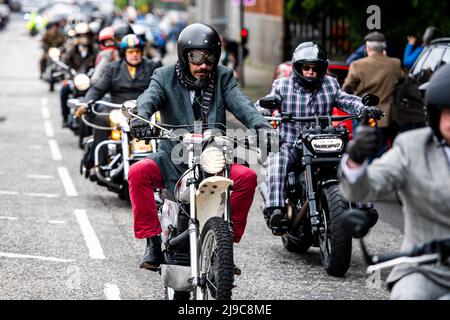 REDAKTIONELLE VERWENDUNG NUR Fahrer zu Beginn der jährlichen Distinguished Gentleman's Ride 11. in Edinburgh, einer globalen Veranstaltung, die die Motorradwelt in 107 Ländern zusammenbringt, um Gelder für die Männergesundheitsorganisation Movember zu sammeln. Bilddatum: Sonntag, 22. Mai 2022. Stockfoto