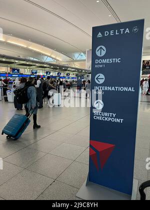 New York, Usa. 20.. Mai 2022. Passagiere durchlaufen am 20. Mai 2022 am JFK Airport in New York das Terminal 4. Delta, Emirates, Etihad, KLM, LATAM, Singapore Airlines, Virgin Atlantic und Swiss sind einige der Fluggesellschaften, die Terminal 4 nutzen. (Foto von Samuel Rigelhaupt/Sipa USA) Quelle: SIPA USA/Alamy Live News Stockfoto