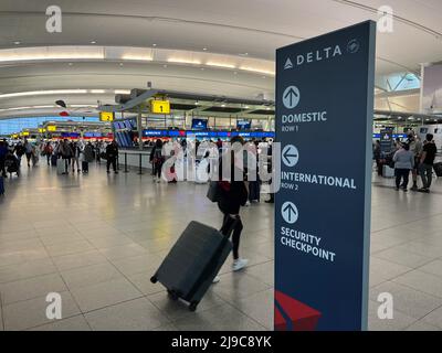 New York, Usa. 20.. Mai 2022. Passagiere durchlaufen am 20. Mai 2022 am JFK Airport in New York das Terminal 4. Delta, Emirates, Etihad, KLM, LATAM, Singapore Airlines, Virgin Atlantic und Swiss sind einige der Fluggesellschaften, die Terminal 4 nutzen. (Foto von Samuel Rigelhaupt/Sipa USA) Quelle: SIPA USA/Alamy Live News Stockfoto