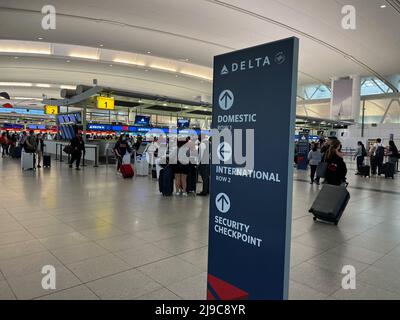 New York, Usa. 20.. Mai 2022. Passagiere durchlaufen am 20. Mai 2022 am JFK Airport in New York das Terminal 4. Delta, Emirates, Etihad, KLM, LATAM, Singapore Airlines, Virgin Atlantic und Swiss sind einige der Fluggesellschaften, die Terminal 4 nutzen. (Foto von Samuel Rigelhaupt/Sipa USA) Quelle: SIPA USA/Alamy Live News Stockfoto