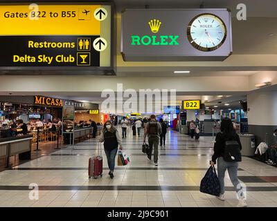 New York, Usa. 20.. Mai 2022. Passagiere durchlaufen am 20. Mai 2022 am JFK Airport in New York das Terminal 4. Delta, Emirates, Etihad, KLM, LATAM, Singapore Airlines, Virgin Atlantic und Swiss sind einige der Fluggesellschaften, die Terminal 4 nutzen. (Foto von Samuel Rigelhaupt/Sipa USA) Quelle: SIPA USA/Alamy Live News Stockfoto